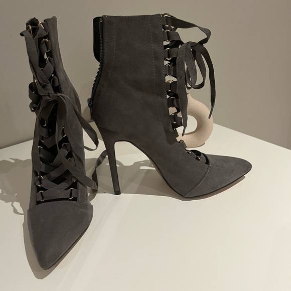 SIZE 7.5 SUEDE HEELS - Picture 3 of 6